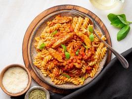 pâtes bolognaises. fusilli à la sauce tomate, boeuf haché haché photo