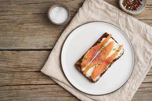 smorrebrod, sandwichs danois ouverts. pain de seigle noir au saumon