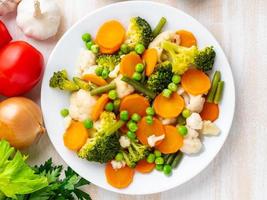 mélange de légumes bouillis, légumes à la vapeur pour un régime hypocalorique photo