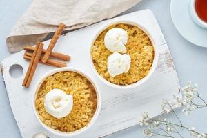 crumble aux pommes avec glace, streusel, fleurs. vue de dessus, gros plan photo