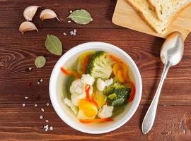 soupe végétarienne diététique lumineuse avec chou-fleur, brocoli a photo