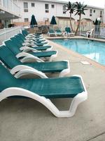 chaises longues de piscine