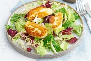 halloumi frit de chypre avec une salade saine. lchf, pegan, fodmap, paléo, scd, photo