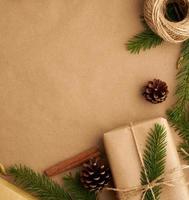 noël et bonne année fond de papier artisanal zéro déchet. boîte de noël cadeau fait main, branches de sapin, gros plan, vue de dessus, espace de copie. fabriqué à la main, concept sans plastique photo