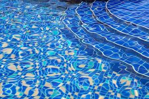 modèle bleu déchiré l'eau dans la piscine