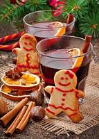 réchauffement du vin chaud, des épices et des biscuits de pain d'épice sur un fond en bois dans un style rustique photo