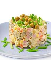 salade olivier - salade traditionnelle russe photo