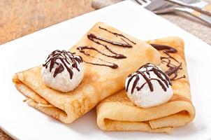 crêpes avec glace et sauce au chocolat photo