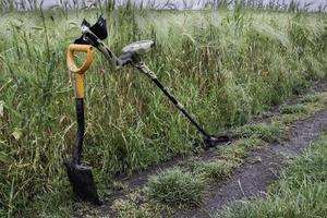 détecteur de métaux sur le terrain photo