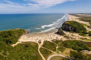 vue aérienne de la plage de guarita à torres, rio grande do sul, brésil. ville côtière du sud du brésil. photo