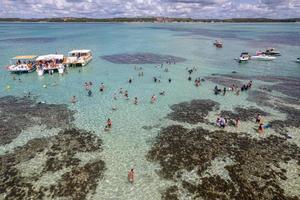 vue aérienne des récifs de maragogi, zone de protection de l'environnement de la côte corallienne, maragogi, alagoas, brésil. photo