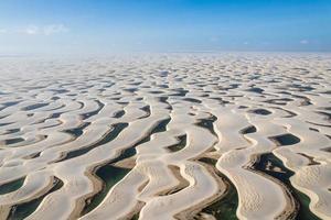 parc national des lencois maranhenses. paysage de dunes et de lacs d'eau de pluie. barreirinhas, ma, brésil. photo