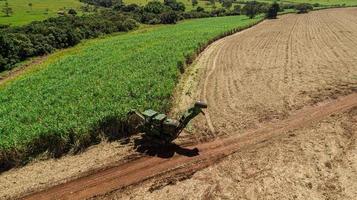 récolte de canne à sucre par temps ensoleillé au brésil. vue aérienne. photo