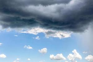 nuage de pluie. changement météorologique. différentes situations climatiques dans une seule image. photo