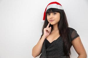 jeune femme en bonnet de noel pensif photo