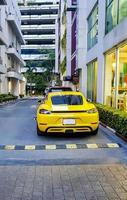 voiture de sport jaune garée à bangkok en thaïlande. photo