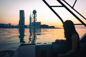 femme touriste en excursion en bateau profitez de vacances à batoumi au coucher du soleil photo