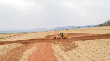 tracteur et labourer le sol pour une future plantation. tracteur labourant et préparant le sol. photo