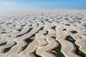 parc national des lencois maranhenses. paysage de dunes et de lacs d'eau de pluie. barreirinhas, ma, brésil. photo