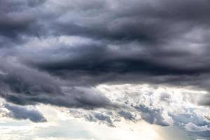 nuage de pluie. changement météorologique. différentes situations climatiques dans une seule image. photo