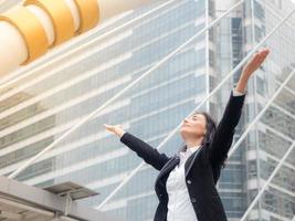 femme d'affaires caucasienne lève les mains après une entreprise prospère photo