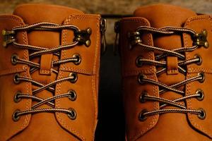 bottes d'hiver marron lacées. chaussures de fond pour hommes et femmes. photo