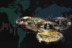 bitcoin doré et graphique du marché boursier mondial pour le financement de la crypto-monnaie sur fond noir. photo