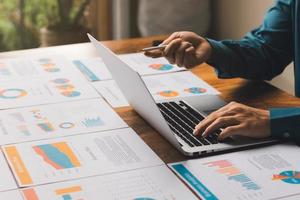 homme d'affaires travaillant au bureau avec des documents sur leur bureau prévoyant d'analyser les rapports financiers concept d'analyse financière d'investissement de plan d'affaires. photo