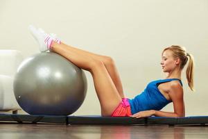 femme faisant des exercices de fitness avec ballon en forme photo