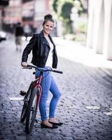 vélo urbain - fille et vélo en ville photo