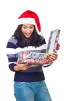 femme surprise ouvrant un cadeau de noël photo