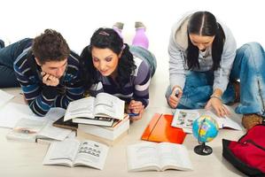 trois étudiants étudient ensemble à la maison photo