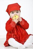 enfant qui mange une pomme photo