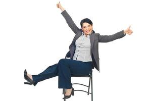 une femme d'affaires prospère sur une chaise donne les pouces photo