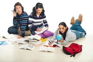 étudiants faisant leurs devoirs photo