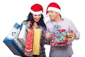 couple de noël satisfait de leurs achats photo