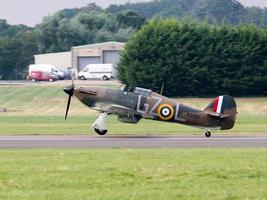 Dunsfold, Surrey, UK, 2016. Hawker hurricane gzl p2921 atterrissant à l'aérodrome de Dunsfold photo