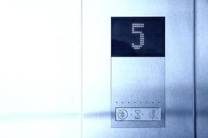 l'affichage électronique à l'intérieur de l'ascenseur informe cinq étages photo