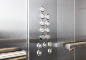 boutons et main courante dans l'ascenseur en métal photo