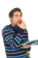 mec étudiant mangeant une pomme photo