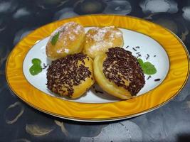 beignets maison avec meses de garniture et sucre en poudre photo