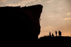 la silhouette de phu chi fah, le monument de montagne spectaculaire de la province de chiang rai en thaïlande. photo