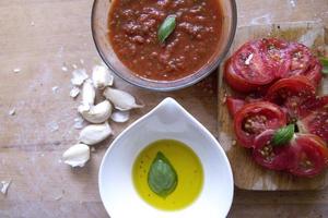 sauce tomate aux herbes photo