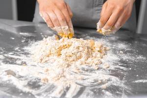 photo en gros plan du chef préparant la pâte pour les pâtes à la carbonara