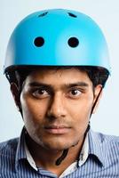 homme drôle portant un casque de cycliste portrait de vraies personnes haute définition photo