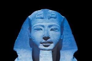 archéologie égyptienne. ancien sphinx en grès représentant le pharaon, espace copie. photo