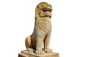 statue de lion de style cambodge sur fond blanc photo