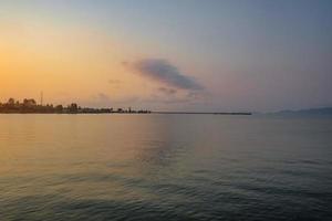 bel océan tropical avec fond de ciel de lever de soleil à trat thaïlande photo