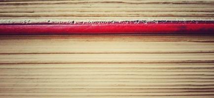 couches de papier dans le vieux livre avec un fond sombre ou sombre. adapté à la publicité privée et commerciale des informations sur les bibliothèques, les bureaux, les campus et les écoles. photo