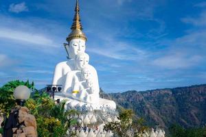 vue large une grande statue de bouddha blanc derrière une montagne et un ciel bleu à wat pha son kaew, district de khao kho, province de phetchabun, thaïlande